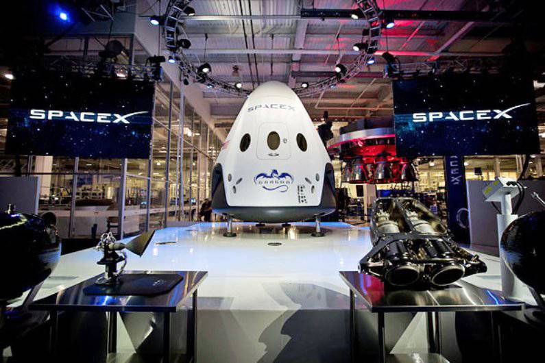 NASA機関の宇宙船は「ボーイング」と「スペースX」を作成します