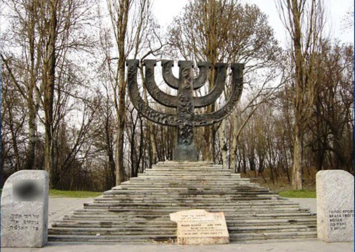 Em Kiev, o Menorah Memorial é profanado