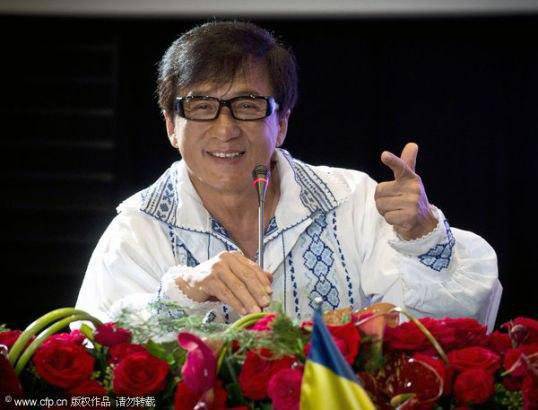 Comme la photo de Jackie Chan a provoqué de grands sauts en Ukraine