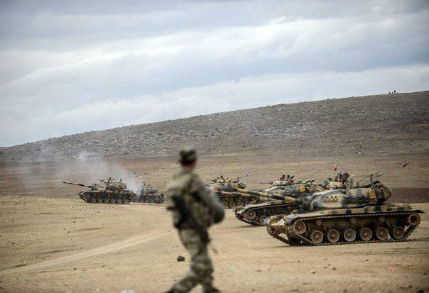 L'armée turque a tiré des véhicules blindés jusqu'à la frontière avec la Syrie