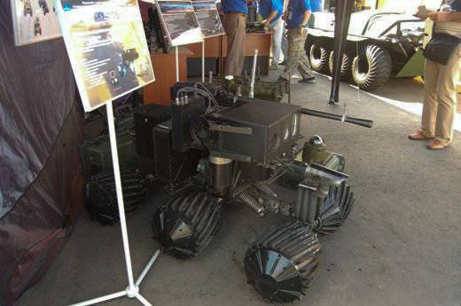 En Rusia, presentó un nuevo robot con ruedas.