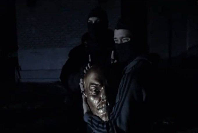 Сегодня они позируют с головой разбитого памятника, а завтра...