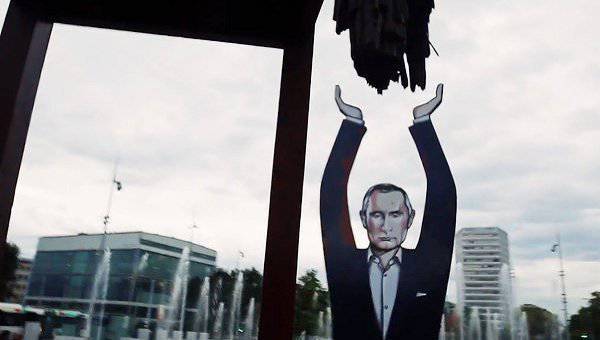 3メートルのプーチン大統領はジュネーブの「壊れた椅子」の主力となった