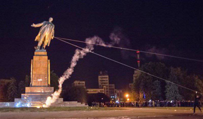 Порядка 300 памятников Ленину снесено с постаментов на Украине за год
