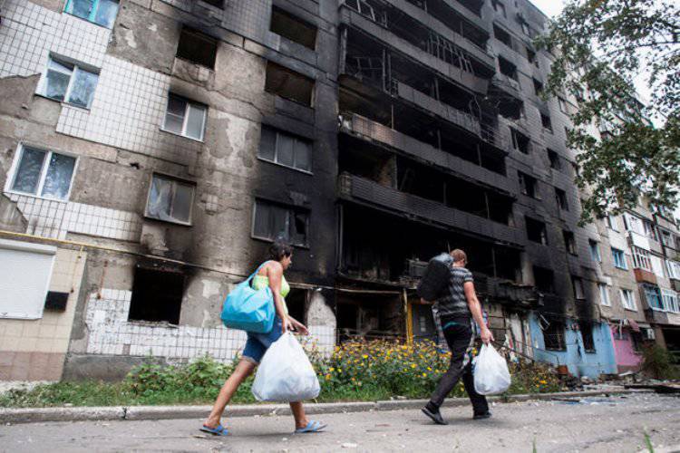 I residenti che hanno lasciato Donetsk a causa dei bombardamenti tornano nella loro città natale