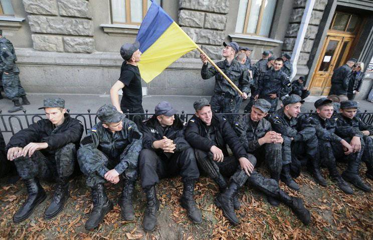 Kiev: conscritos da Guarda Nacional sob parou o rally fora do prédio da administração presidencial