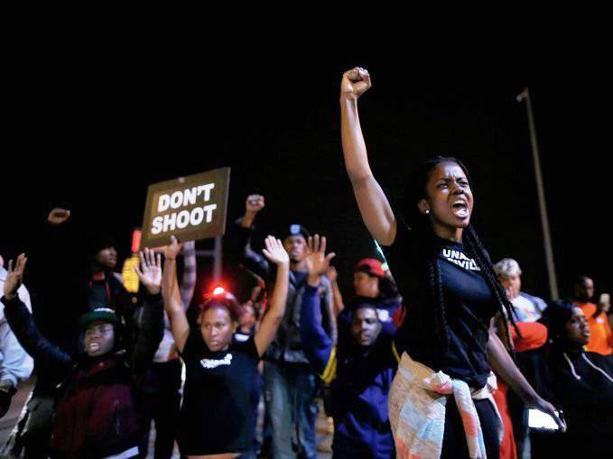 미국의 퍼거슨 (Ferguson)에서는 50 시위대 구금에 관한 시위가 계속되고있다.
