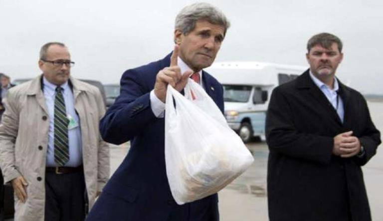 Jen Psaki enthüllte das Geheimnis der Plastiktüte von Außenminister Kerry
