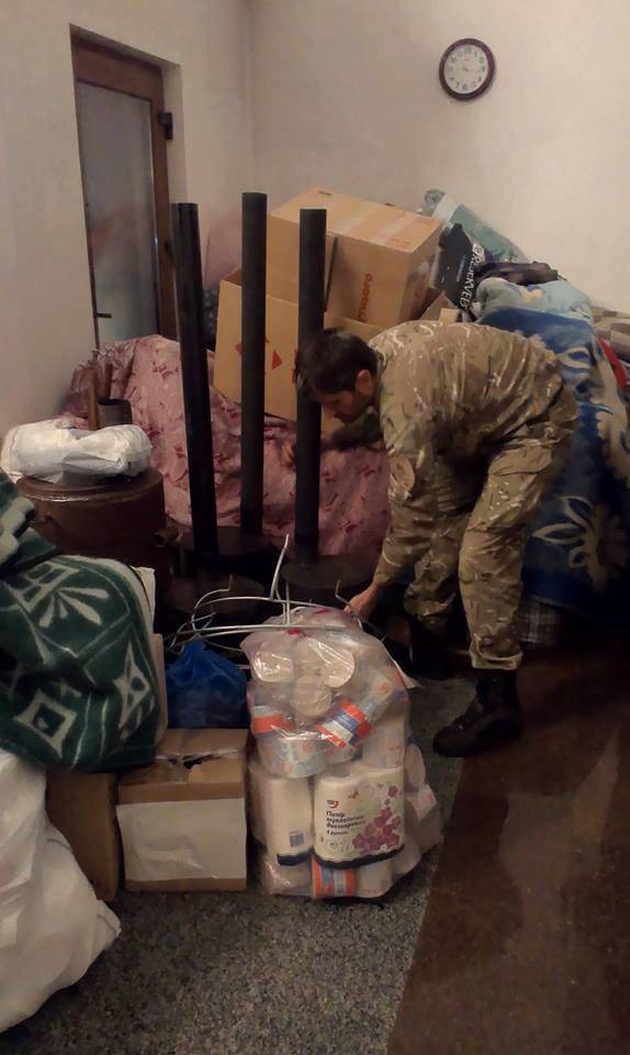 폴 타바 "자원 봉사자"는 화장지 한 봉지를 "ATO"구역의 우크라이나 군대에 보냈습니다.