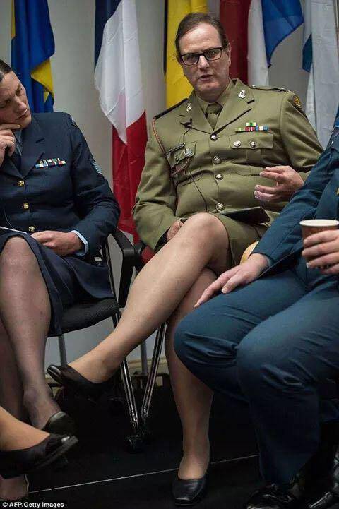 Il personale militare della NATO ha ricevuto il diritto di indossare un'uniforme progettata per il sesso a cui si identificano