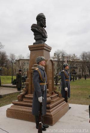 그랜드 듀크 Mikhail Nikolayevich 및 포병 박물관 안뜰에있는 Decembrists 기념비