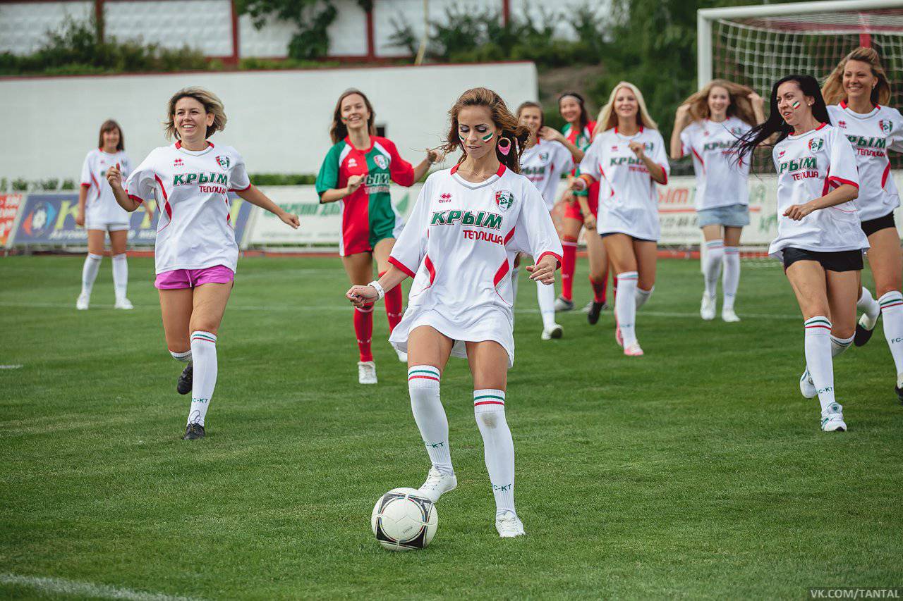 В футбол играли женщины. Футбол девочки. Девочки играющие в футбол. Девушка играет в футбол. Команда девчонок.