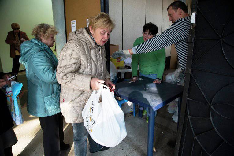 NSDC: Kiev kontrolündeki Donbass bölgelerinde yaşayanlar 370 ton insani yardım aldı