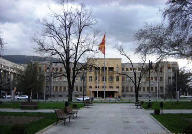 La formazione albanese illegale si assume la responsabilità di sgridare un edificio governativo in Macedonia