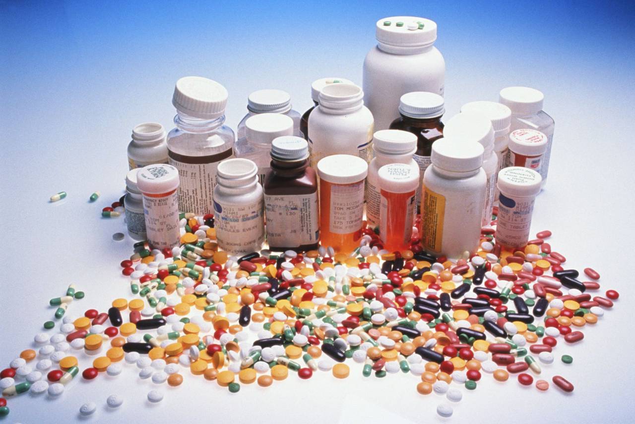 Антидепрессанты и антибиотики. Лекарства. Таблетки лекарства. Биологически активные добавки и лекарственные средства. Медикаментозная терапия.
