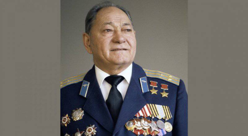 È morto due volte Eroe dell'Unione Sovietica, il Maggiore Generale dell'Aviazione Talgat Begeldinov