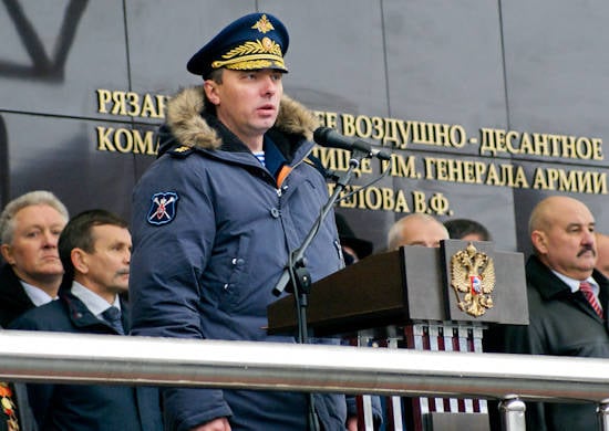 俄罗斯国防部副部长Yuri Sadovenko上校祝贺梁赞国防军成立96周年纪念日