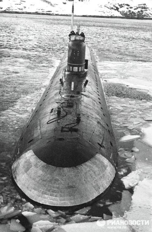 O chefe do Ministério da Defesa concedeu a ordem para a viúva de um oficial submarino que morreu em 1967