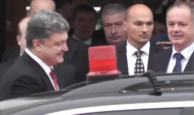 Порошенко покидал встречу со словацким президентом под крики "Фашист!"