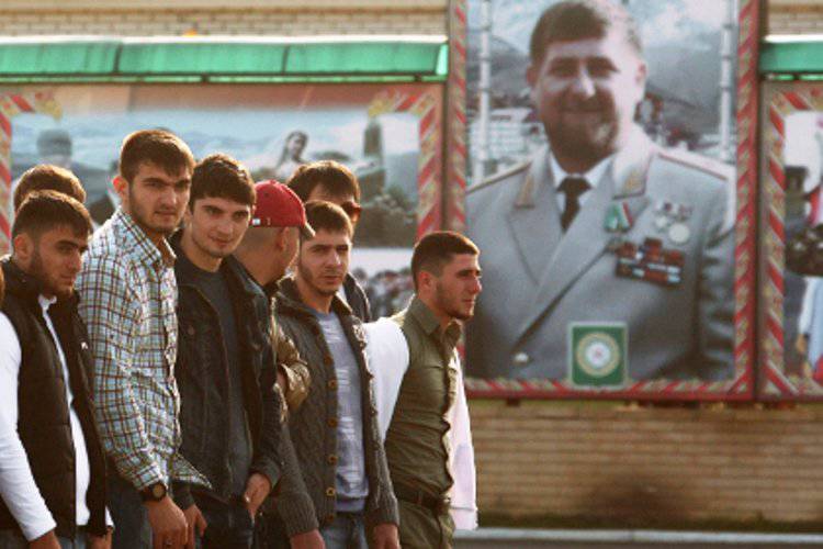 KadyrovがSevastopolのChechenの新兵を訪問する
