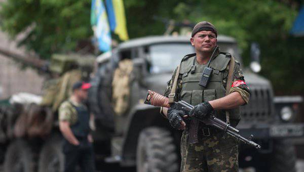 阿森阿瓦科夫在“意外的敌人”武器下向国民警卫队承诺