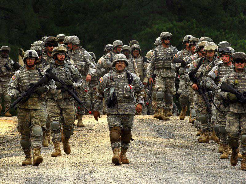 अमेरिकी सेना किसकी रक्षा कर रही है?