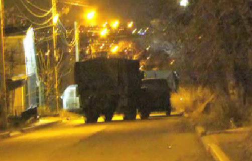 Los vehículos militares ucranianos se ven socavados en las carreteras de Mariupol y el carbón australiano se está descargando en el puerto.