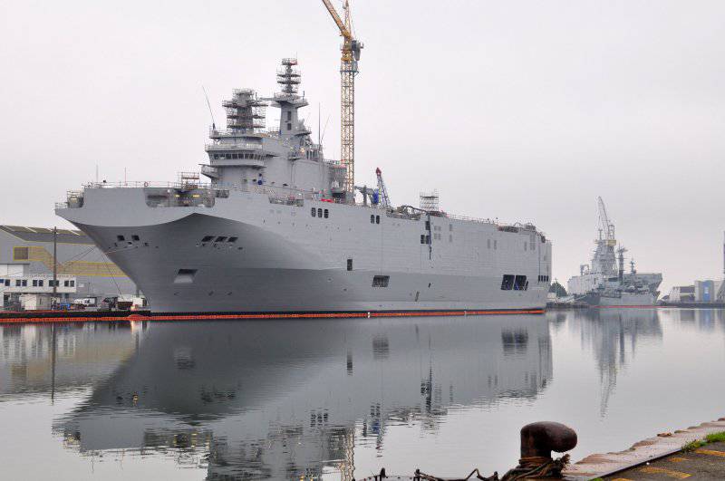 Le porte-hélicoptères "Sébastopol" était amarré au mur de pourvoirie du chantier naval de Saint-Nazaire