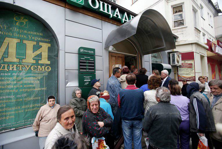 Donetsk'te yaklaşık 700 bin nüfusu vardır. ATM'ler son parayı geri sayıyor