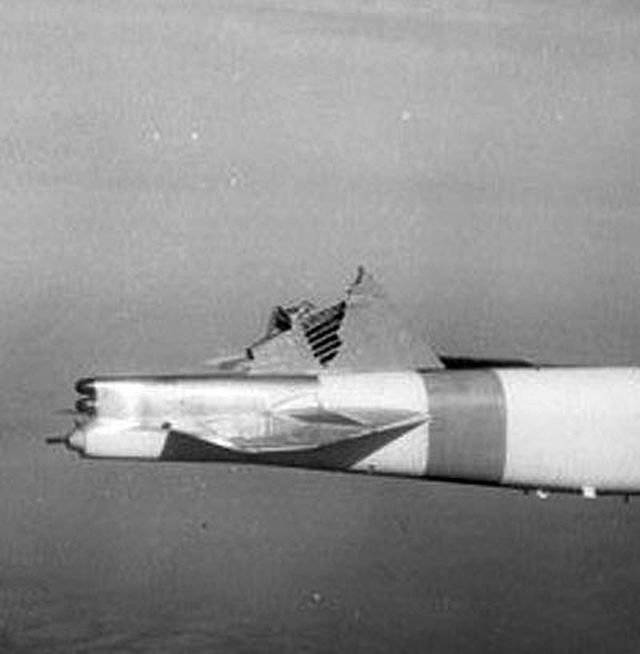 引き裂かれたキールと着陸ボーイングB-52