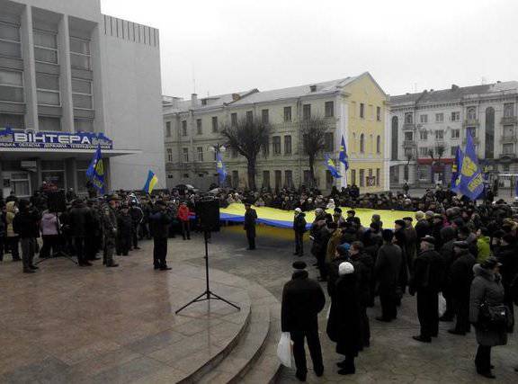 Новые акции протеста в Виннице. Растоптан портрет Порошенко