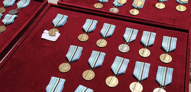 Чешский подполковник возвращает награды, полученные от командования НАТО