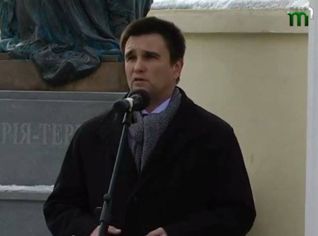 Глава МИД Украины открыл памятник императрице Священной Римской империи и заявил о санкциях против обладателей двойного гражданства