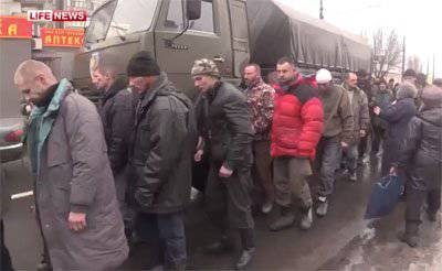 Украинских пленных провели по улицам Донецка