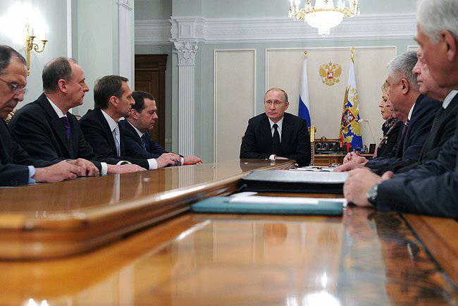 Президент России во время заседания Совбеза РФ сообщил о том, что Киев не ответил на инициативу Москвы о незамедлительном прекращении огня в Донбассе