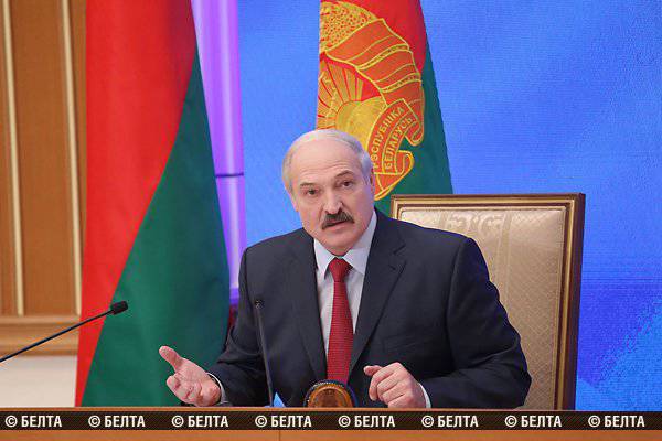 Александр Лукашенко: "Мы не готовимся к войне, но порох надо держать сухим"