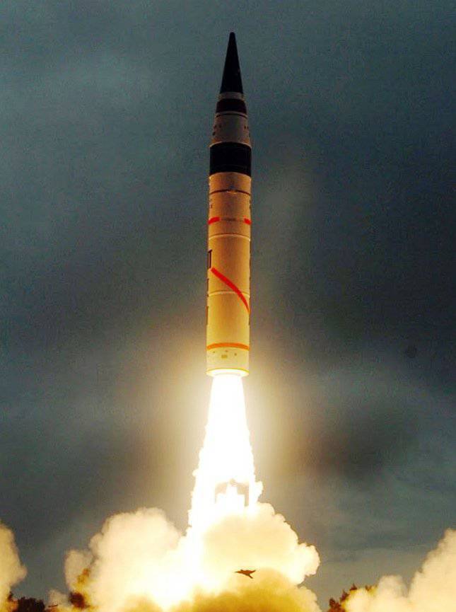 India berhasil menguji coba rudal antarbenua Agni-5