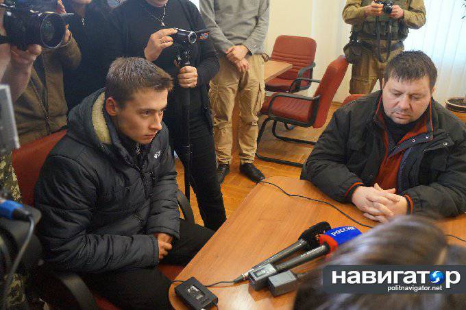 Пленного украинского солдата Александр Захарченко передал его отцу после "экскурсии" по Донецку