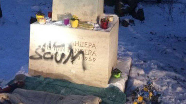 На могильной плите Степана Бандеры появилось слово «мразь»