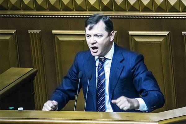 Oleg Lyashko ha guidato Petro Poroshenko dal podio della Verkhovna Rada