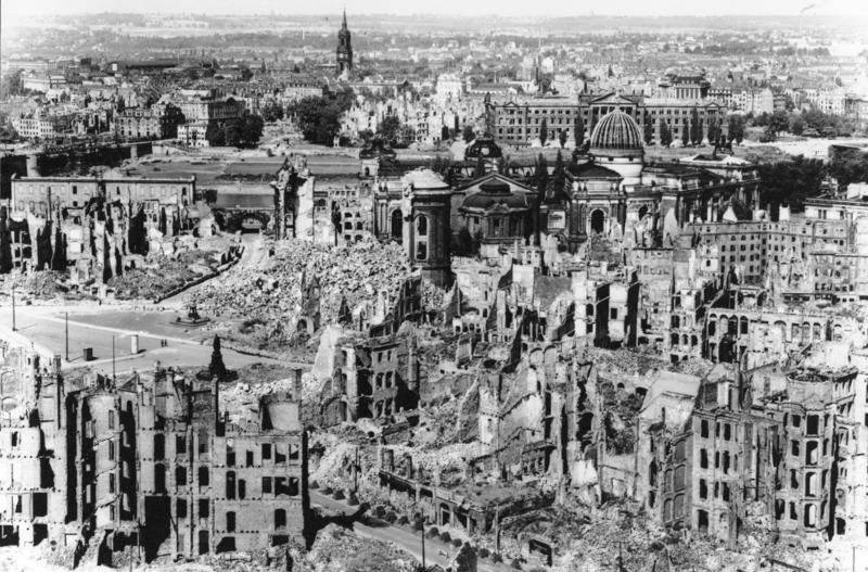 Изуверская политика США и Англии: бомбардировка Дрездена