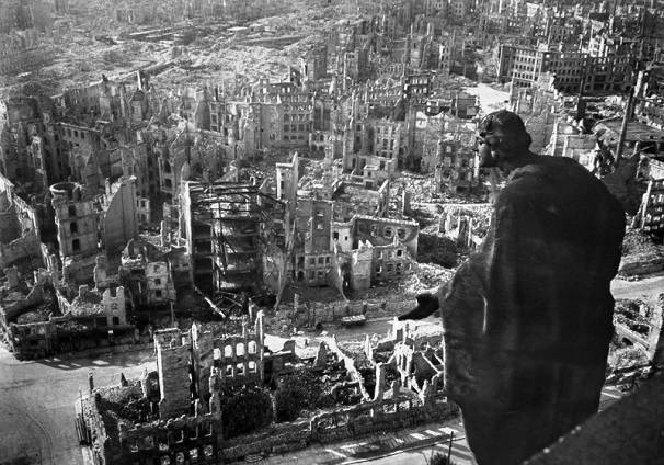 Cenușa Dresdei ne bate inimile. 13 februarie - 70 de ani de la bombardarea Dresdei de către avioanele anglo-americane