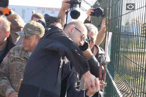 "Стена Яценюка" подешевела в три раза