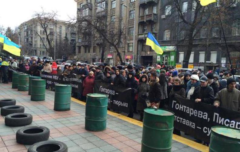 «Финансовый майдан» в Киеве требует отставки председателя Нацбанка в связи с обвалом гривны
