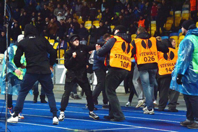 由于有关克里米亚的海报，乌克兰球迷袭击了法国球迷