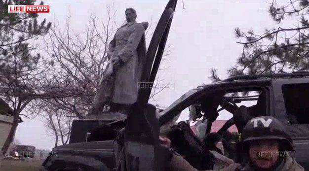 Боевики "Азова" погибли, врезавшись в памятник павшим в годы Великой Отечественной войны бойцам Красной Армии