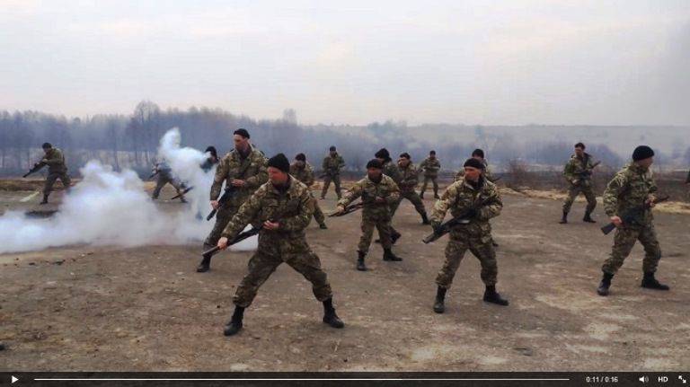 ウクライナの空挺部隊は戦うことを学ぶ