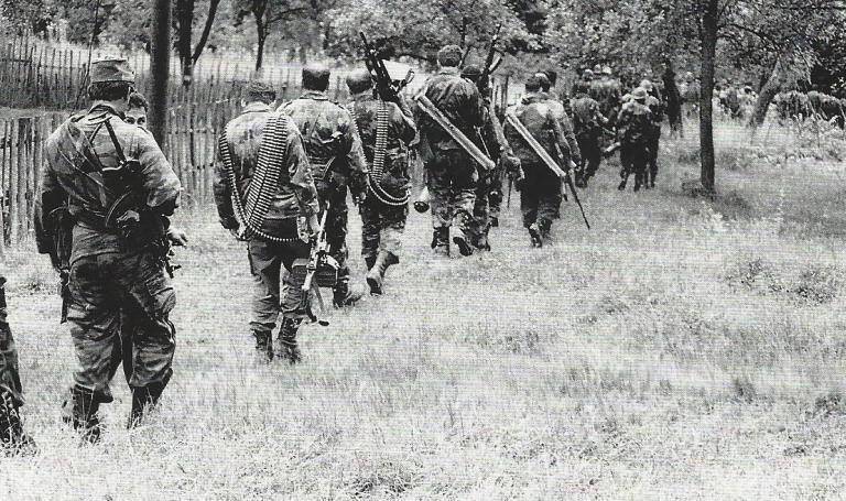 Бойцы специальной бригады милиции Краины в операции "Коридор-92", проводимой в Посавине совместно с боснийскими сербами. Дервента, июнь 1992 года