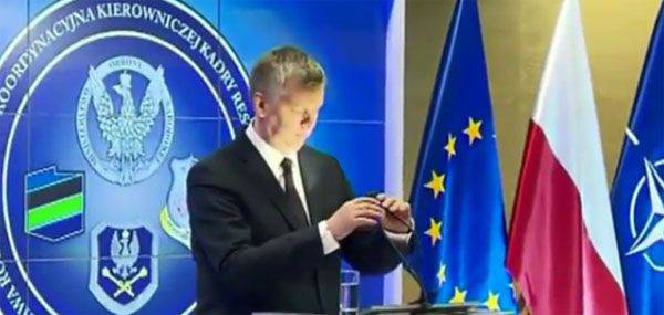 Министр обороны Польши на брифинге говорил в... лампочку