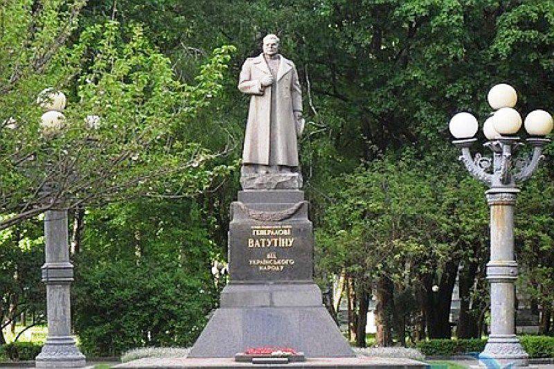 Chính quyền Kyiv quyết định phá dỡ tượng đài Vatutin